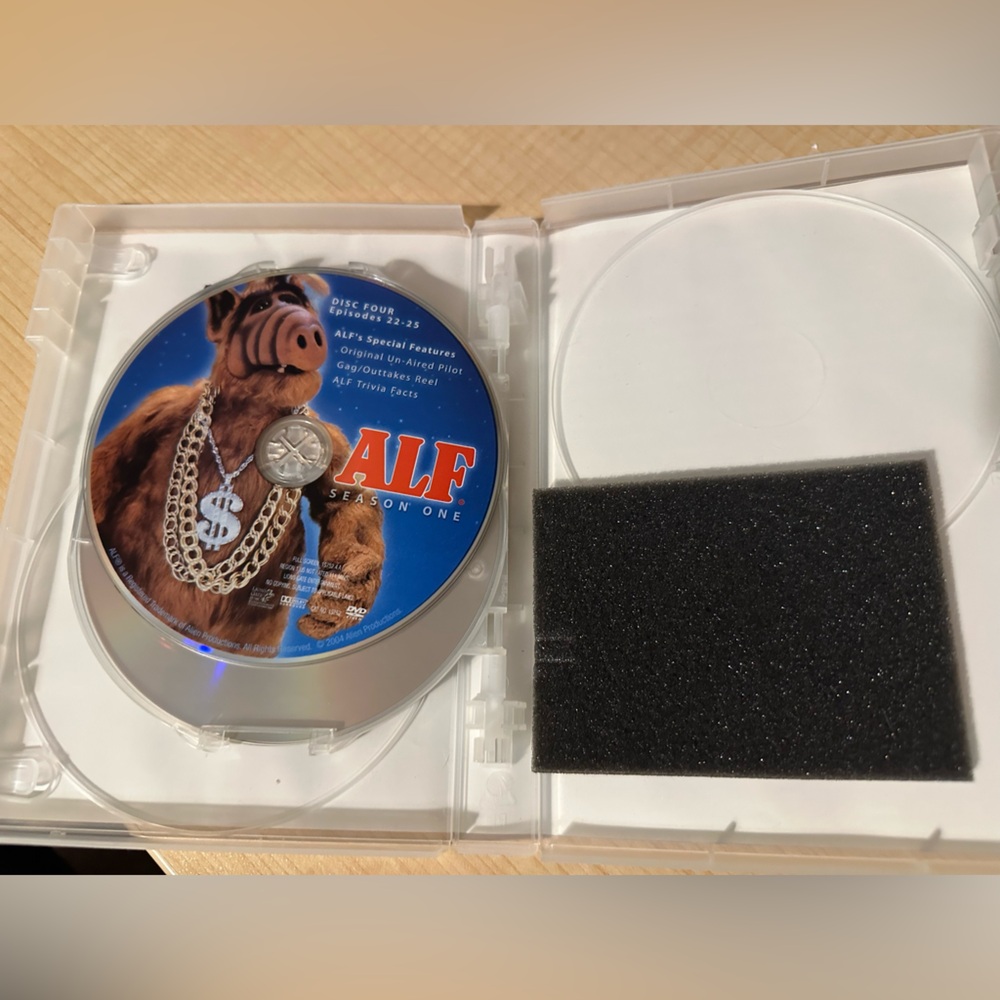 ALF Season One Four-Disc Set - Blue Cover - Picture 3 of 5